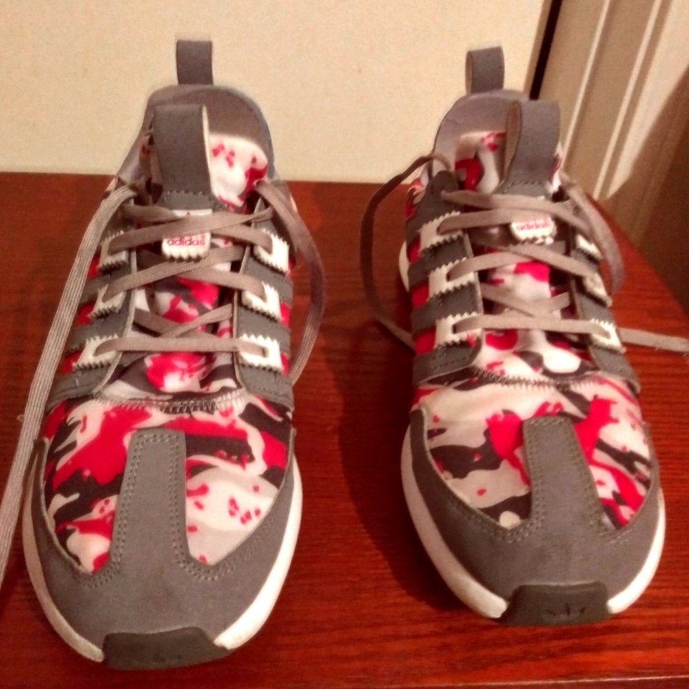 Ladies tennis shoes